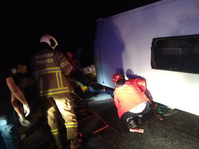 18-09/02/bandirmada-yolcu-minibusu-devrildi-10-yarali_9005_dhaphoto1