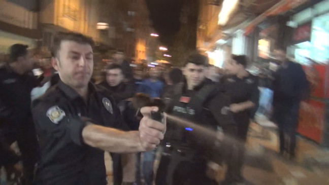 18-10/06/sultangazide-taciz-gerginligi-polis-supheliyi-lincten-kurtardi_7278_dhaphoto2