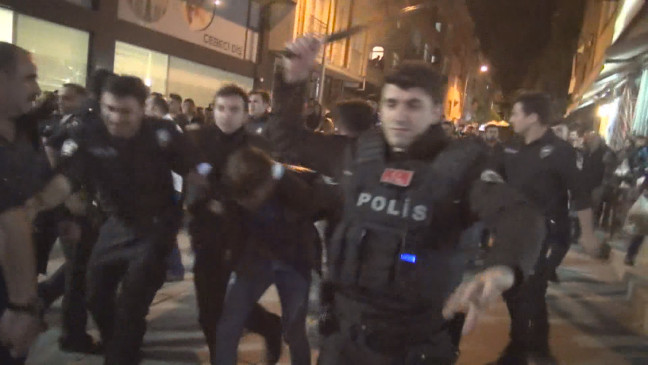 18-10/06/sultangazide-taciz-gerginligi-polis-supheliyi-lincten-kurtardi_7278_dhaphoto3