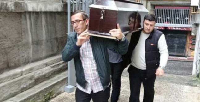 18-10/18/ara-guler-cenazesi