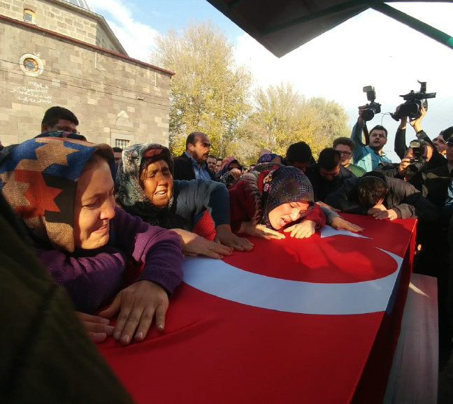 18-11/11/sehit-uzman-cavus-halil-dasi-son-yolculuguna-5-bin-kisi-ugurladi_9295_dhaphoto11