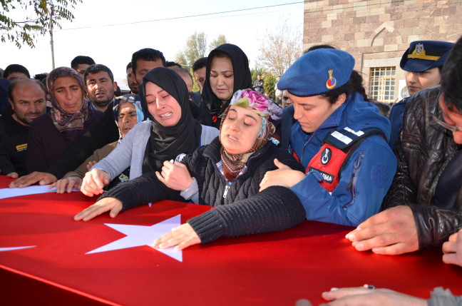 18-11/11/sehit-uzman-cavus-halil-dasi-son-yolculuguna-5-bin-kisi-ugurladi_9295_dhaphoto3