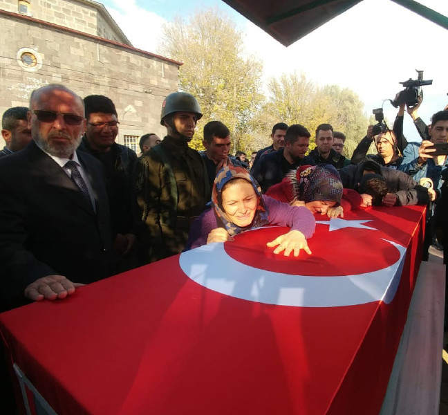 18-11/11/sehit-uzman-cavus-halil-dasi-son-yolculuguna-5-bin-kisi-ugurladi_9295_dhaphoto8