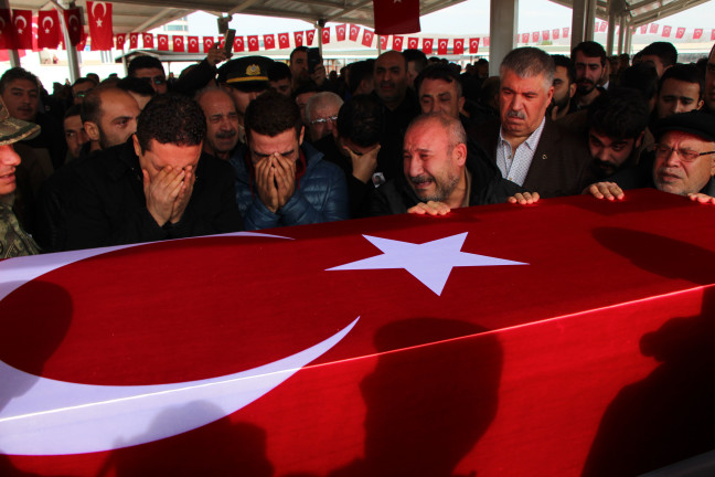 18-11/12/sehit-kaymakcinin-cenazesi-memleketine-getirildi-2-_6236_dhaphoto1