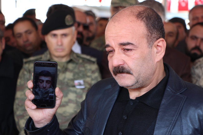 18-11/12/sehit-kaymakcinin-cenazesi-memleketine-getirildi-2-_6236_dhaphoto6