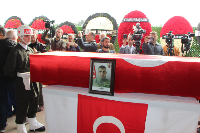 18-11/12/sehit-kaymakcinin-cenazesi-memleketine-getirildi-2-_6236_dhaphoto9