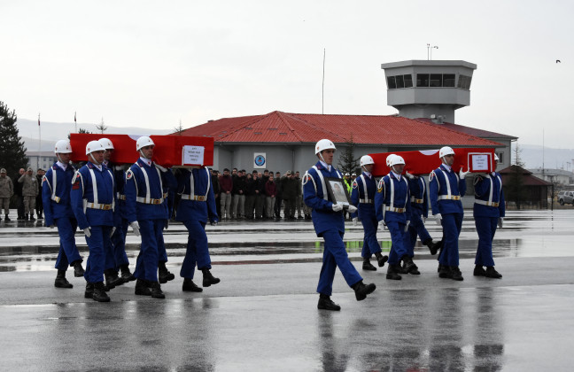 18-11/12/semdinli-sehitleri-vandan-torenle-ugurlandi-ek-fotograflar_6796_dhaphoto3