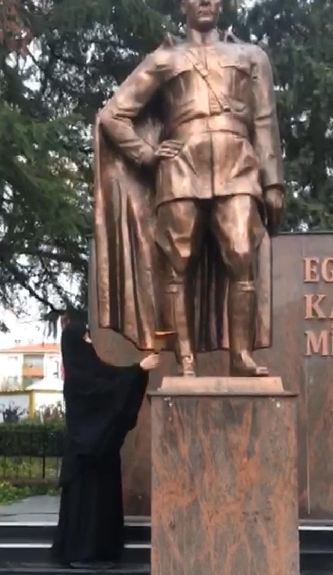 18-11/13/ataturk-aniti-baltali-saldiri-2