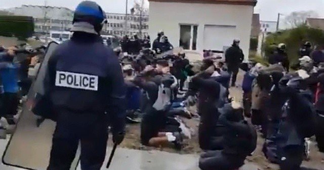 18-12/07/fransa-da-yuzlerce-ogrenciye-kelepceli-gozalti-1544174009