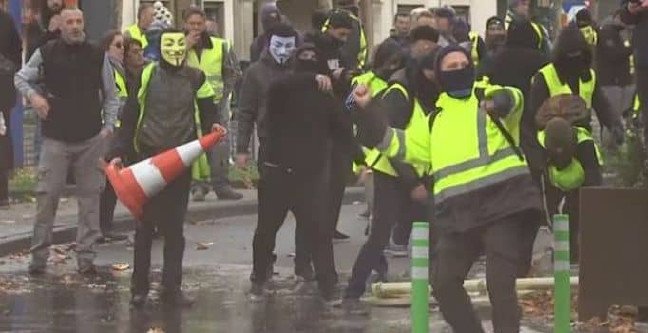 18-12/09/sari-yelekliler-kimdir-ne-istiyorlar