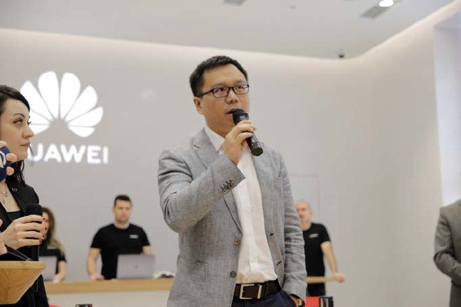 19-02/09/huawei-deneyim-magazasi-seth-wang