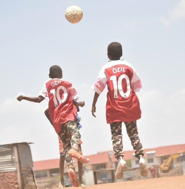 19-03/14/mesut-ozil-futbolcu-yardim