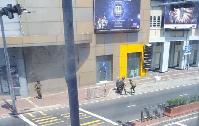 19-04/24/sri-lankada-supheli-motosiklet-kontrollu-olarak-patlatildi_8914_dhaphoto3