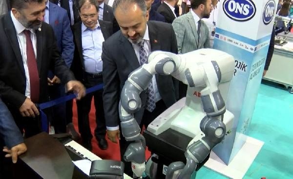 19-05/03/piyano-calan-insansi-robot-ilgi-odagi-oldu_3a3fe3b