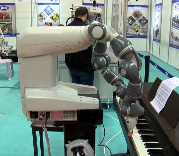 19-05/03/piyano-calan-insansi-robot-ilgi-odagi-oldu_6489640