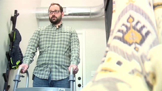 19-05/05/aac119ed5281788_050219wtvdneckcrackingstrokecnnvid