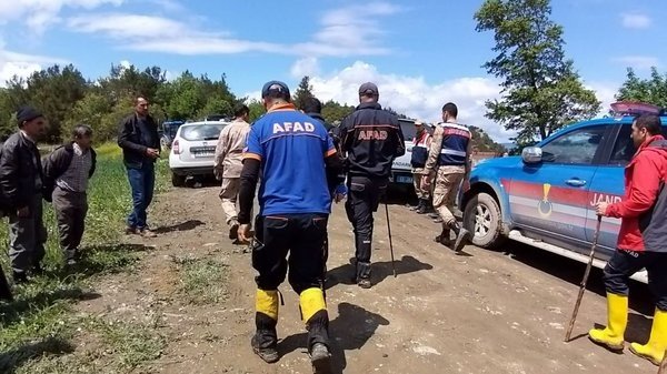 19-05/09/0x0-evinin-onunden-kaybolan-minik-ecrini-komandolar-ariyor-1557397306308