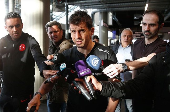 19-06/10/zlandada-a-milli-takima-buyuk-terbiyesizlik3-tuvalet-fircasi-uzattilarjpgg