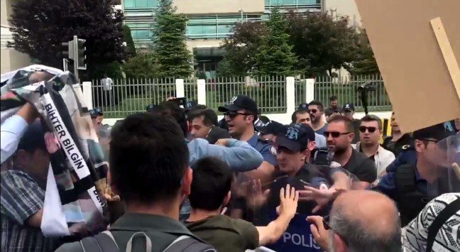 19-06/12/anayasa-mahkemesi-onundeki-aciklamaya-polis-mudahalesi_8498_dhaphoto1