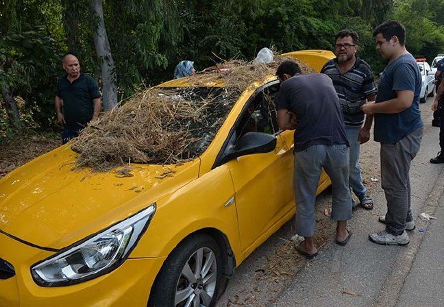 19-07/06/yeni-aldigi-otomobili-hacizli-cikinca-cildirdi_4711_dhaphoto1