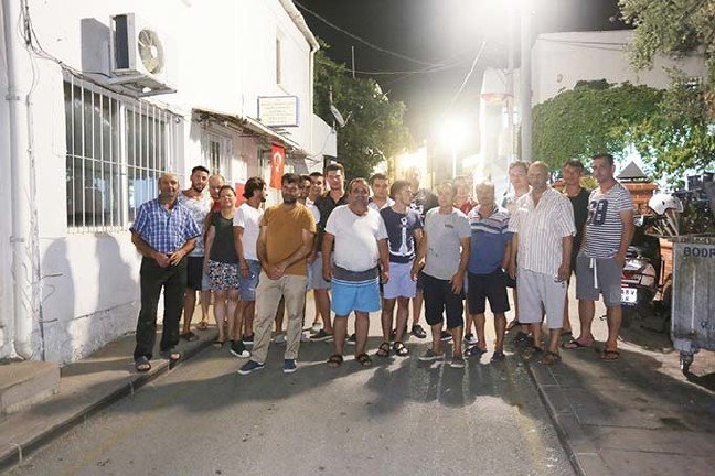 19-07/30/mahalleli-evlerin-kapilarini-zorlayan-kisi-icin-nobet-tutuyor_5095_dhaphoto1