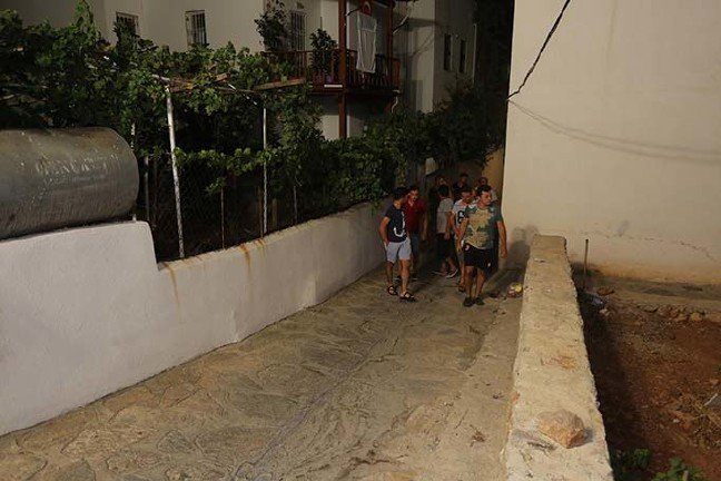 19-07/30/mahalleli-evlerin-kapilarini-zorlayan-kisi-icin-nobet-tutuyor_5095_dhaphoto3