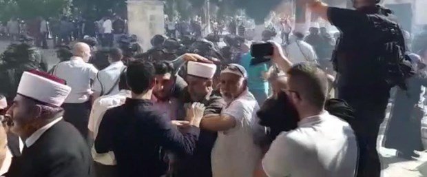 19-08/11/israil-polisinden-mescid-i-aksa-icinde-filistinlilere-saldiri-ugjpedo24euaclsfo7ujdg
