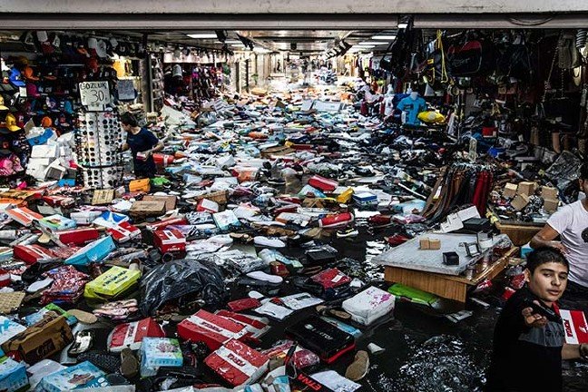 19-08/17/fotograflar-eminonunde-altgecidi-su-basti_4838_dhaphoto5