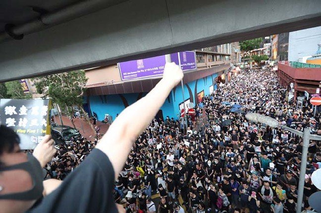 19-08/18/hong-kongda-binlerce-kisi-yine-sokaklarda_6295_dhaphoto8