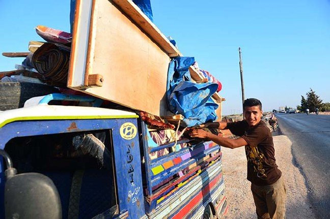 19-08/19/binlerce-kisi-can-guvenligi-icin-idlibten-kaciyor_1465_dhaphoto10