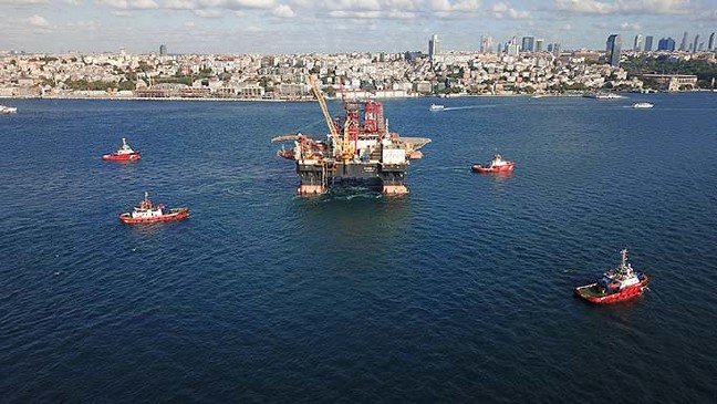 19-08/29/havadan-fotograflar-dev-petrol-arama-platformu-istanbul-bogazindan-geciyor_8842_dhaphoto2