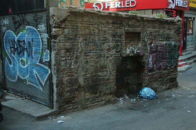 19-09/03/-beyoglundaki-451-yillik-tarihi-cesmeye-restorasyon-yikimi_7545_dhaphoto2