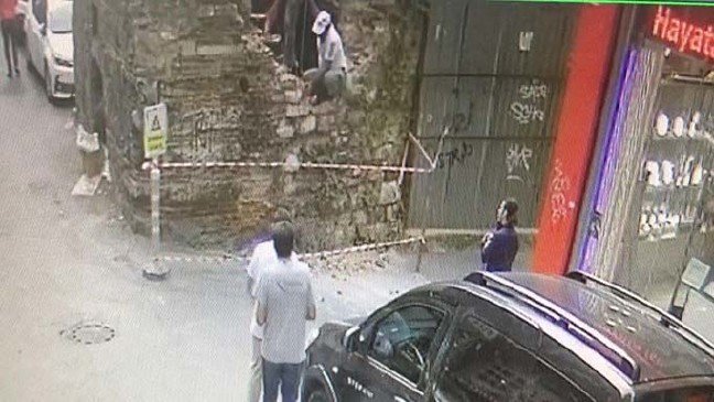 19-09/03/-beyoglundaki-451-yillik-tarihi-cesmeye-restorasyon-yikimi_7545_dhaphoto8