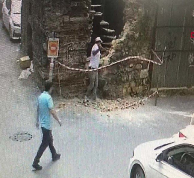 19-09/03/-ek-fotograflar-beyoglundaki-451-yillik-tarihi-cesmeye-restorasyon-yikimi_1188_dhaphoto2