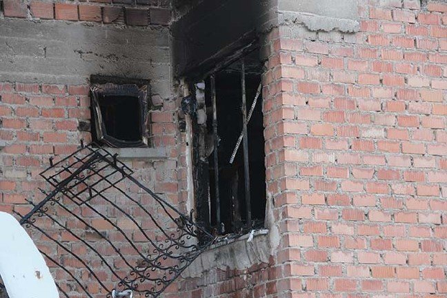 19-09/03/cezaevinden-firar-etti-molotofkokteyli-atarak-evden-cikardigi-esini-oldurdu_5252_dhaphoto2