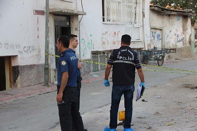 19-09/03/cezaevinden-firar-etti-molotofkokteyli-atarak-evden-cikardigi-esini-oldurdu_5252_dhaphoto5