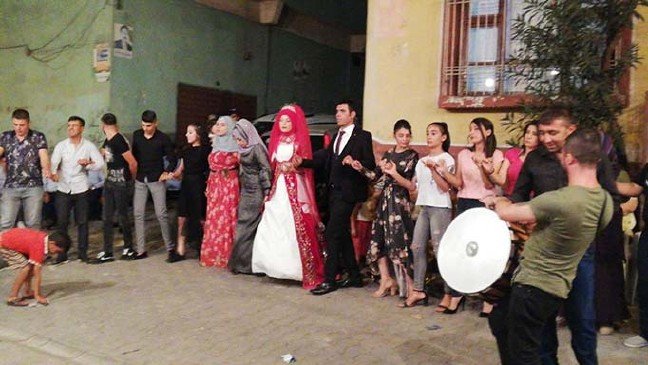 19-09/21/-kina-gecesinde-gelinin-yakinlari-damadi-oldurdu-annesini-agir-yaraladi-ek-fotograf_7119_dhaphoto3