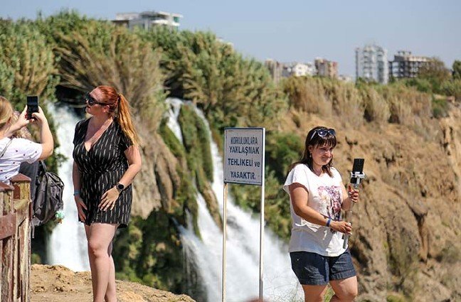 19-09/23/falezlerde-tehlikeli-selfie_9473_dhaphoto2