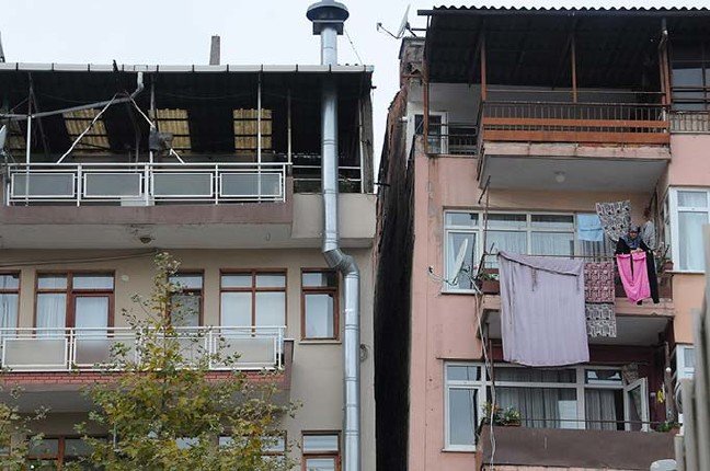 19-09/27/silivri-merkezli-deprem-izmitte-iki-apartmani-yerinden-oynatti_8248_dhaphoto5