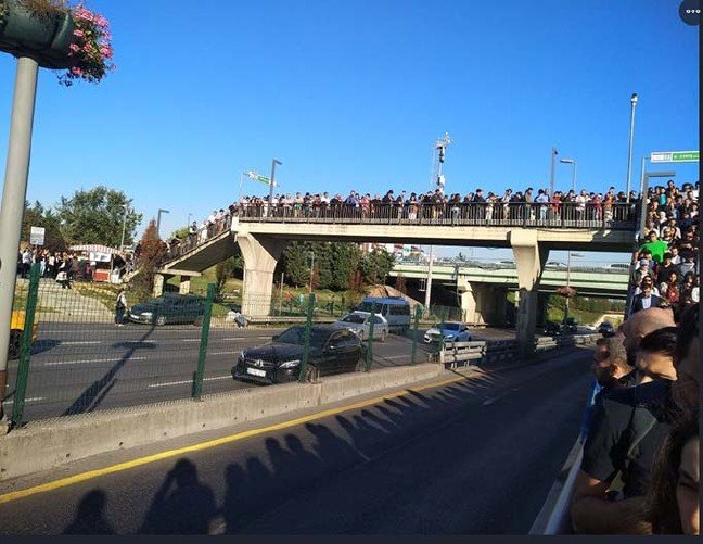 19-09/30/-altunizade-metrobus-duraginda-insan-seli_3892_dhaphoto2