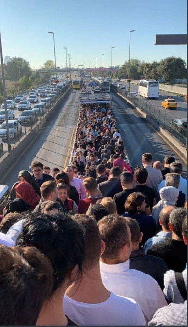 19-09/30/-altunizade-metrobus-duraginda-insan-seli_3892_dhaphoto3