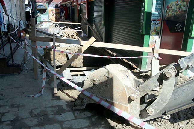 19-09/30/ortakoyde-coken-yolda-etrafi-lagim-kokusu-sardi_2140_dhaphoto5