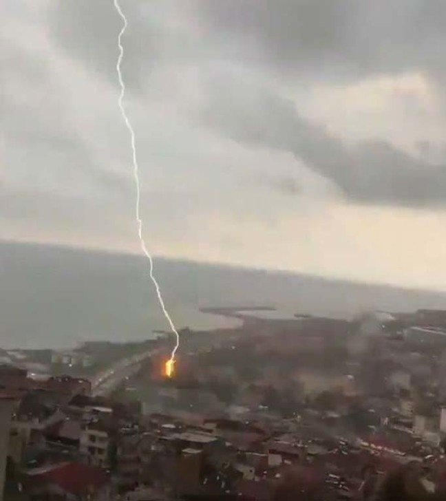 19-10/07/yildirim-dusen-agac-otomobilin-uzerine-devrildi_8338_dhaphoto2