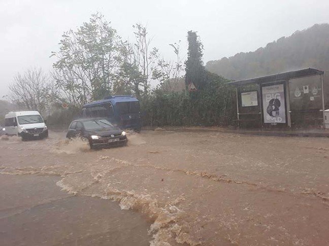 19-10/31/beykozda-yollar-gole-dondu-suruculer-zor-anlar-yasadi-1-_4780_dhaphoto4