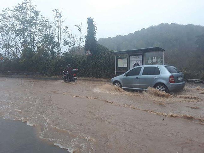 19-10/31/beykozda-yollar-gole-dondu-suruculer-zor-anlar-yasadi-1-_4780_dhaphoto6