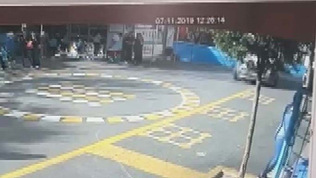 19-11/07/ek-fotograflarla-avcilarda-okul-bahcesindeki-dehset-ani-kamerada_4724_dhaphoto4