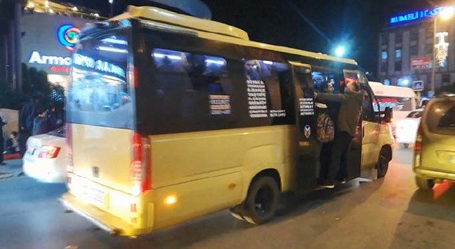 19-12/03/kucukcekmecede-minibuslerdeki-tehlikeli-yolculuk-kamerada_2889_dhaphoto2