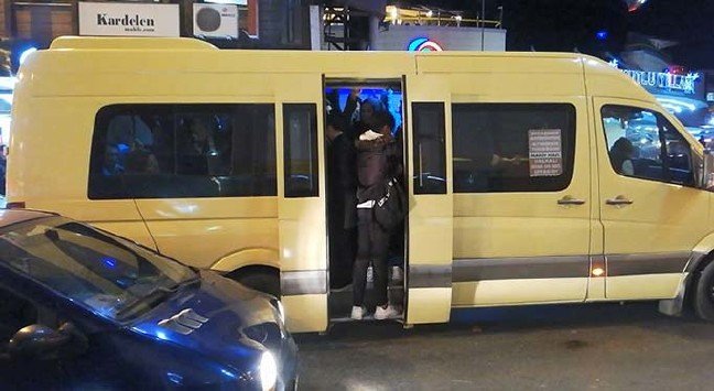 19-12/03/kucukcekmecede-minibuslerdeki-tehlikeli-yolculuk-kamerada_2889_dhaphoto4