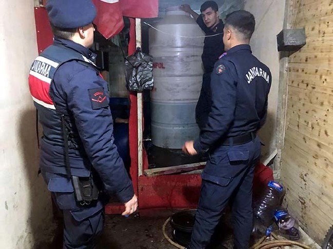 19-12/03/tekirdagda-sahte-icki-operasyonu-yilbasi-oncesi-piyasaya-sureceklerdi_7883_dhaphoto2
