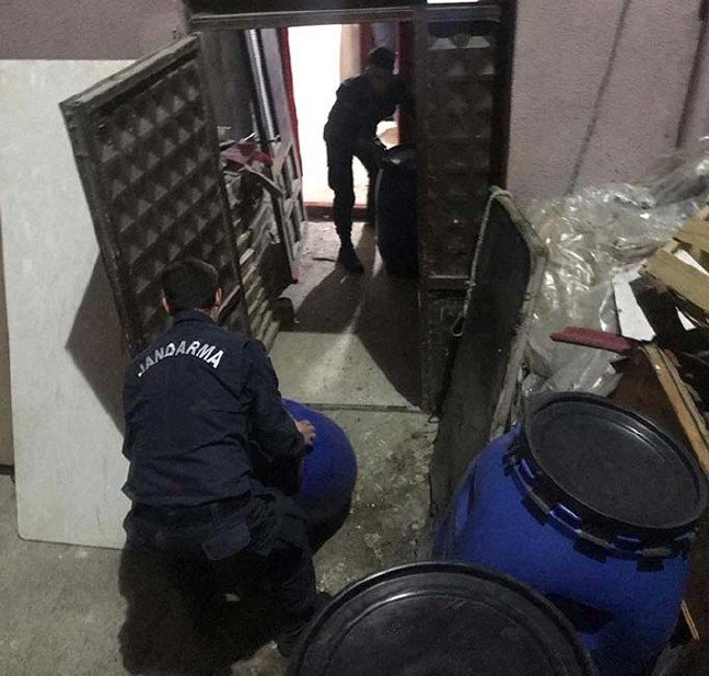 19-12/03/tekirdagda-sahte-icki-operasyonu-yilbasi-oncesi-piyasaya-sureceklerdi_7883_dhaphoto8